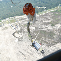 Военнослужащие ССО совершили прыжки с парашютом на полигоне Брестский