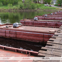 В Бешенковичах военнослужащие 30-й отдельной железнодорожной бригады завершают наведение понтонного моста через Западную Двину