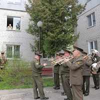 Гвардейцы поздравили ветеранов