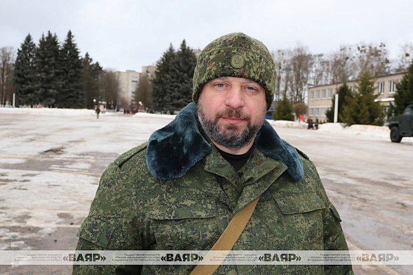 Военнообязанные, призванные из запаса, в праздничный день делятся впечатлениями о своей службе