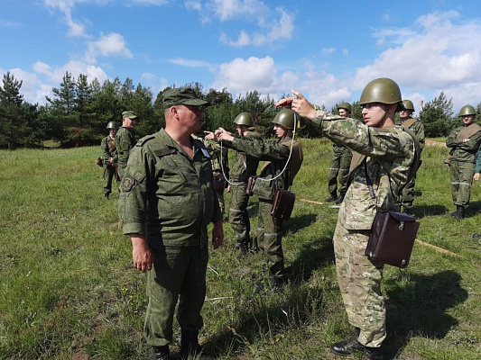 С упором на практику