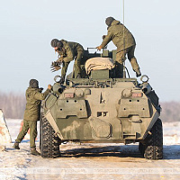 Военнослужащие выполняют стрельбы из различных видов оружия и техники в рамках внезапной проверки Вооружённых Сил