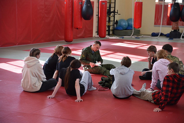 Занятия по тактической медицине с воспитанниками военно-патриотического клуба «Зубр»