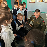 Военнослужащие продолжают проводить профориентационную работу с молодёжью