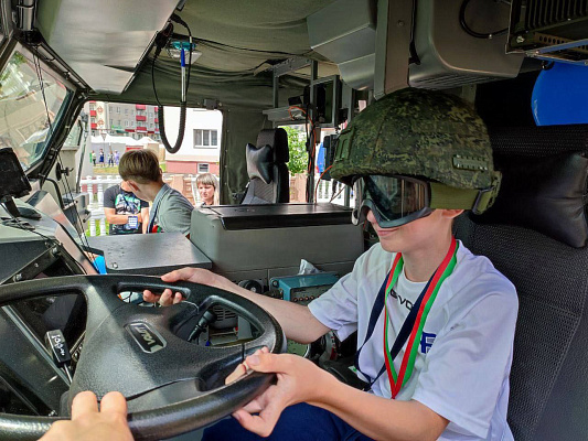 Выставка вооружения и военной техники от слонимских гвардейцев