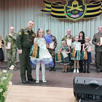 С песней и служить веселее