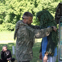 Воины-связисты рассказали школьникам о ратных буднях и ознакомили с армейским бытом