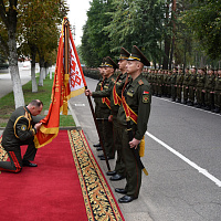 Генерал-майор Вадим Суров простился с Боевым Знаменем 72 ОУЦ