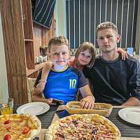 Сильная женщина не плачет у окна