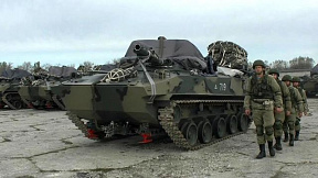 В Ставрополе военнослужащим полка ВДВ вручили комплект новейшей боевой техники БМД-4М и БТР-МДМ