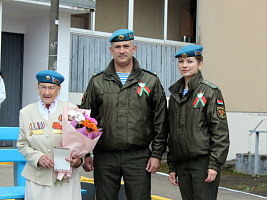 Военнослужащие 5 обр СпН поздравили с наступающим праздником ветеранов