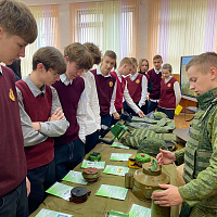 Выставка вооружения, средств поиска и экипировки для учащихся