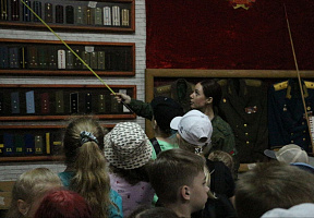 Школьники посетили музей военного мундира