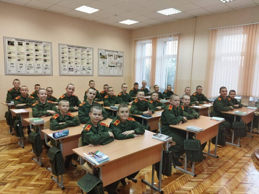 Школьники в погонах сели за парты