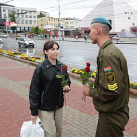 Десантники дарят девушкам цветы... и хорошее настроение