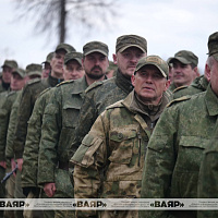 На плацу одного из соединений СЗОК прошёл торжественный ритуал чествования военнообязанных, проходивших сборы в апреле
