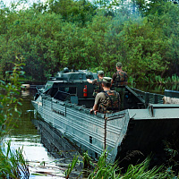 Мотострелки выполнили упражнение по преодолению водной преграды.