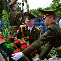 Церемония возложения венков и цветов к братским могилам в Гомеле