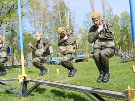 Новобранцы сил специальных операций готовятся к своему первому прыжку с парашютом
