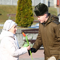 Военнослужащие 11 омбр поздравляют жительниц Слонима с наступающим женским праздником