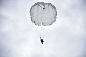Военнослужащие 38 одшбр совершили прыжки с парашютом
