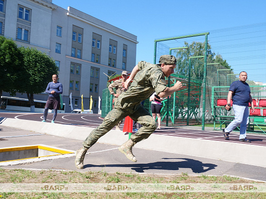 Участники чемпионата дружественных армий государств-участников СНГ по многоборью ВСК преодолели полосу препятствий