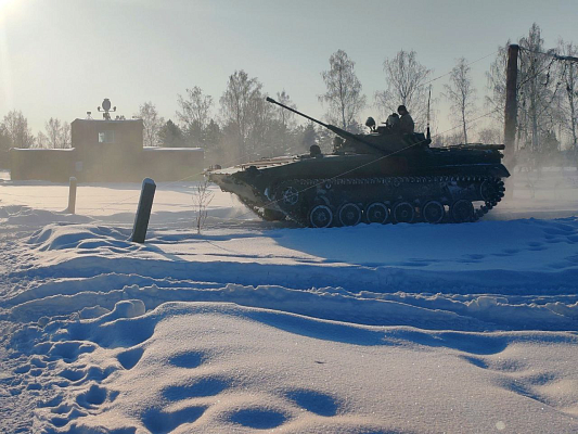 Гвардейцы механизированной бригады отрабатывают слаживание взводов на полигоне