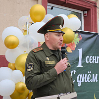 Военнослужащие поздравили школьников с Днём знаний