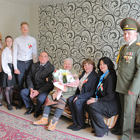 Гвардейцы поздравили ветеранов