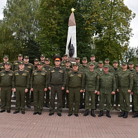 Цветы — к мемориалу павшим воинам