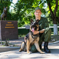 Военнослужащие кинологического центра Вооружённых сил со своими воспитанниками