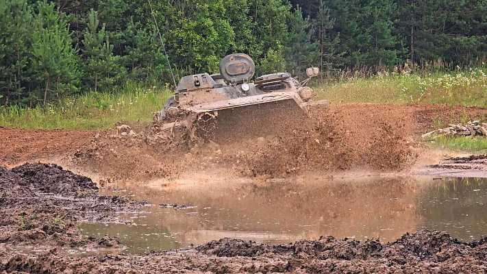 Курсантов экзаменует полигон