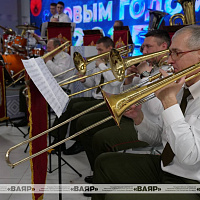 Белорусские военные принимают участие в празднике в столичном торговом центре «Першы нацыянальны гандлёвы дом»