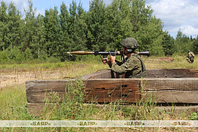 Военнослужащие продолжают оттачивать навыки на занятиях по огневой подготовке