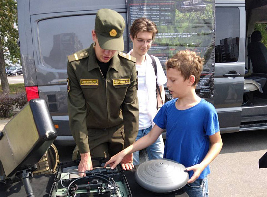 Белорусские военнослужащие приняли участие в семейном фестивале профессий