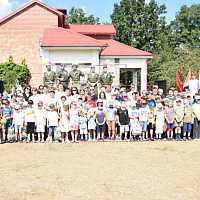 Брестские десантники устроили праздник для детей в Кобринской детской деревне