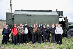 Школьники посетили военнослужащих, находящихся на полевом выходе