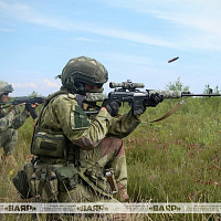 Белорусско-китайские воздушно-поисковые штурмовые группы отработали поиск условного противника и уничтожили его лагерь