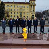 Торжественная церемония возложения цветов к монументу Победы