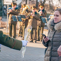 Накануне Дня женщин военнослужащие создают атмосферу праздника