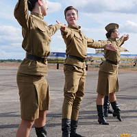 С песней служить веселее