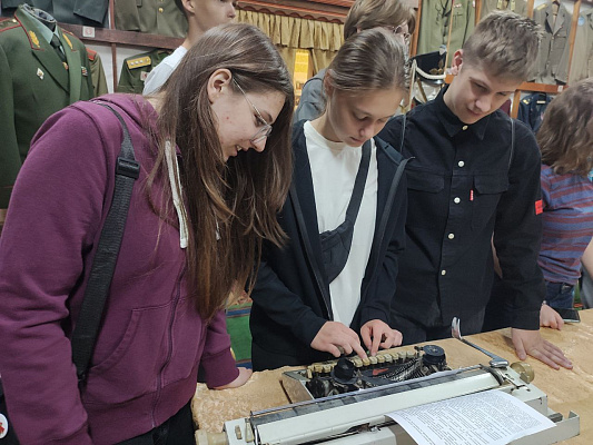 Воспитанники военно-патриотического лагеря посетили 11 омбр 