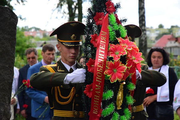 Церемония возложения венков и цветов к братским могилам в Гомеле