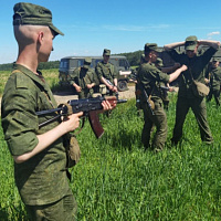 Учатся гвардейцы