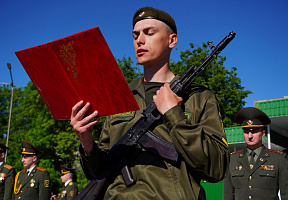 Новобранцы Минской военной комендатуры приняли Военную присягу