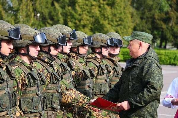 Чествование военнослужащих, принимавших участие в параде 9 Мая