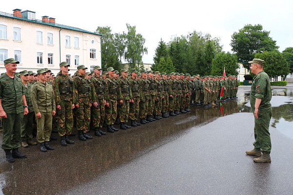 В 11 омбр чествовали участников парада