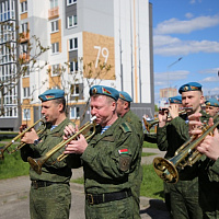 Брестские десантники поздравили ветеранов