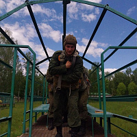 Новобранцы 5 обр СпН готовятся к прыжку с парашютом