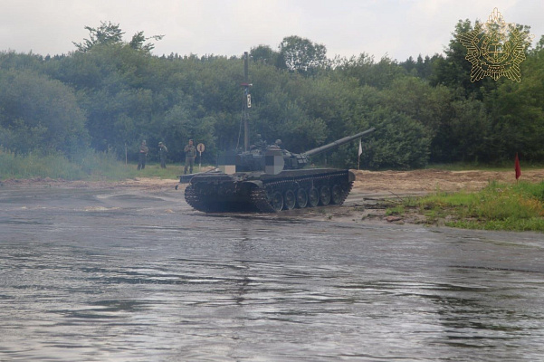 Курсанты Военной академии Беларуси преодолели водную преграду на танках Т-72Б